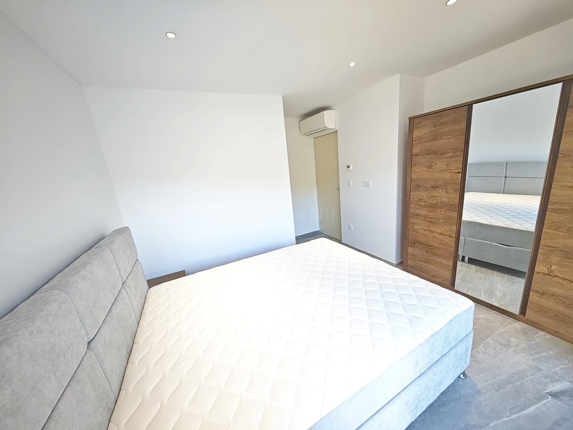 Vrbnik, casa moderna con vista in posizione tranquilla!