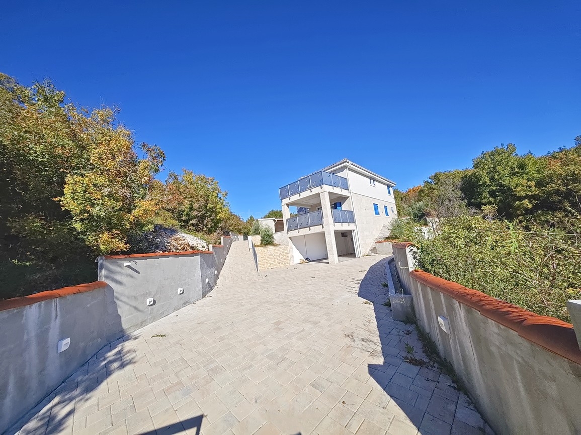 Vrbnik, casa moderna con vista in posizione tranquilla!