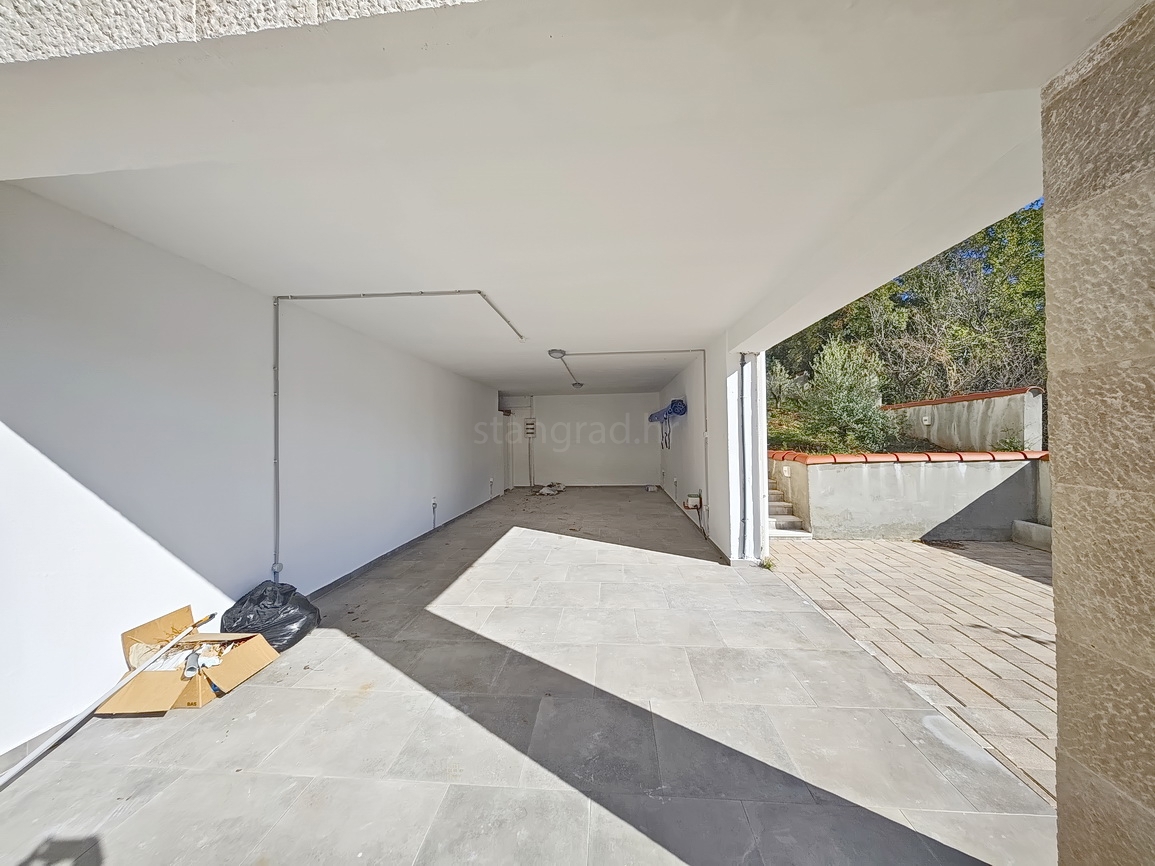 Vrbnik, casa moderna con vista in posizione tranquilla!