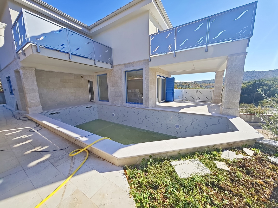 Vrbnik, casa moderna con vista in posizione tranquilla!