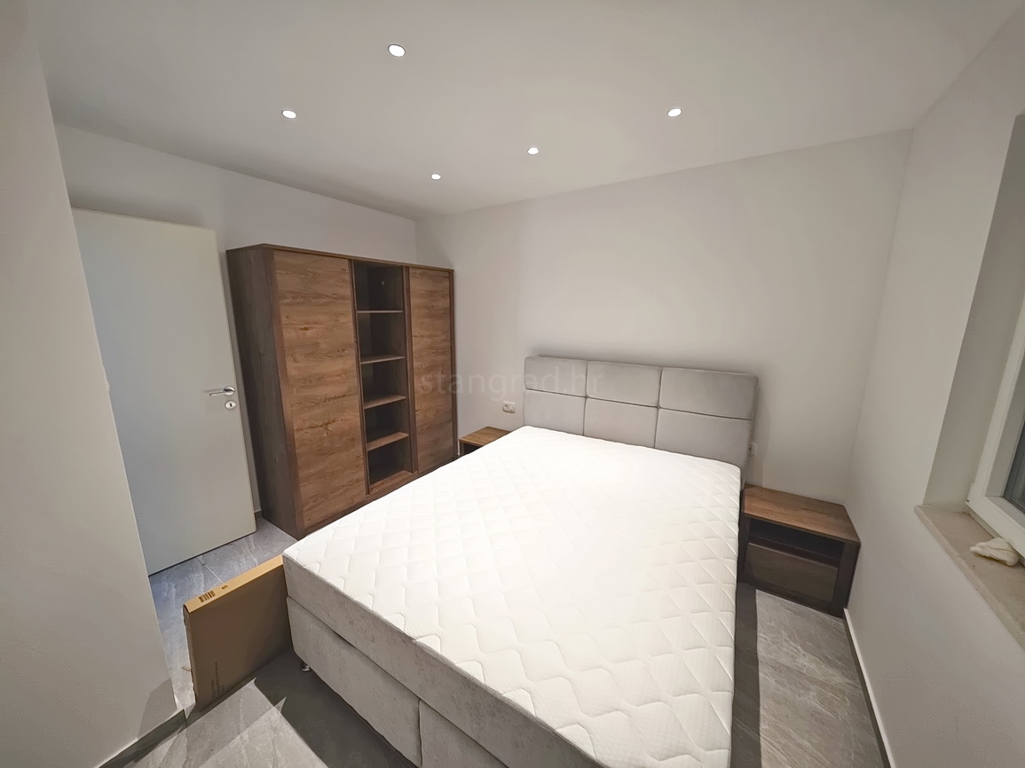 Vrbnik, casa moderna con vista in posizione tranquilla!