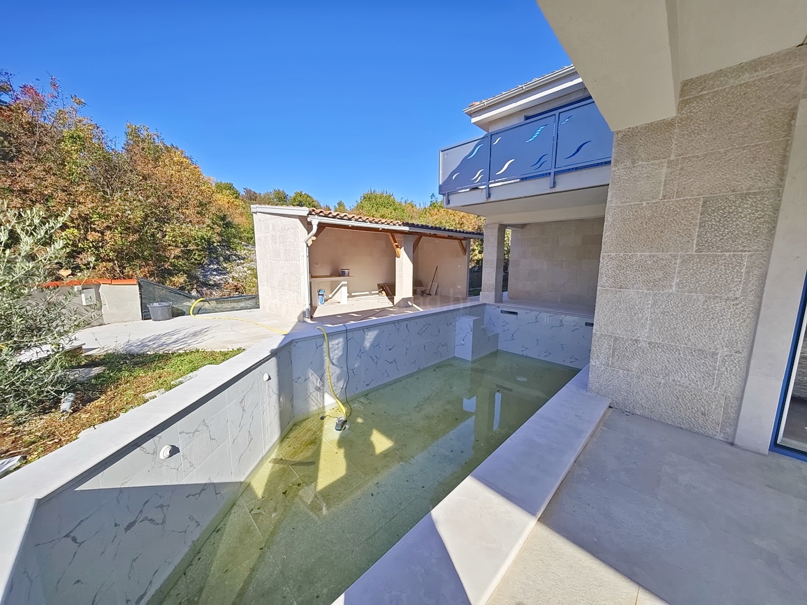 Vrbnik, casa moderna con vista in posizione tranquilla!