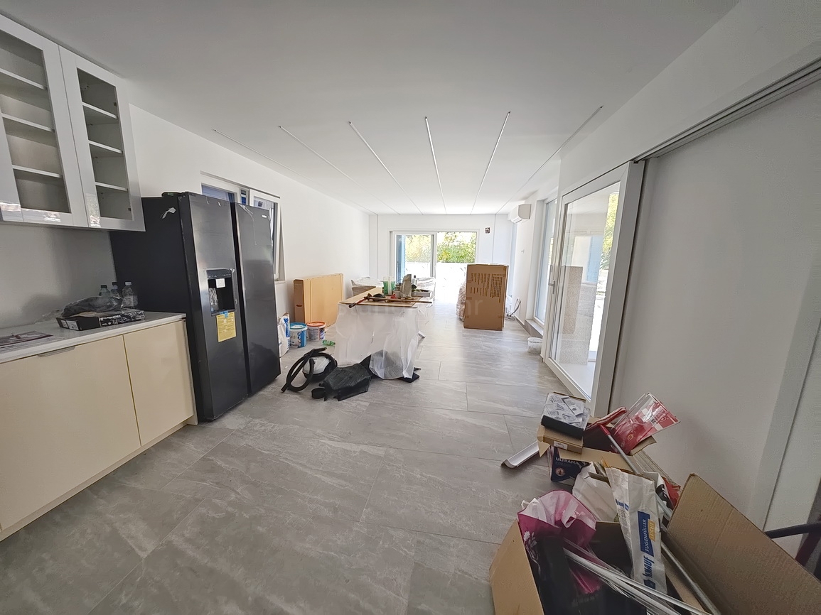 Vrbnik, casa moderna con vista in posizione tranquilla!