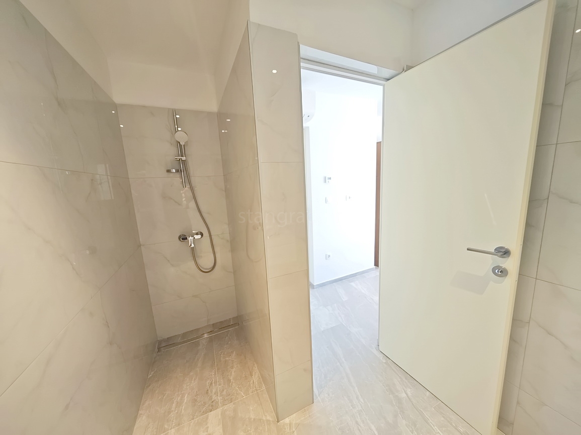 Vrbnik, casa moderna con vista in posizione tranquilla!