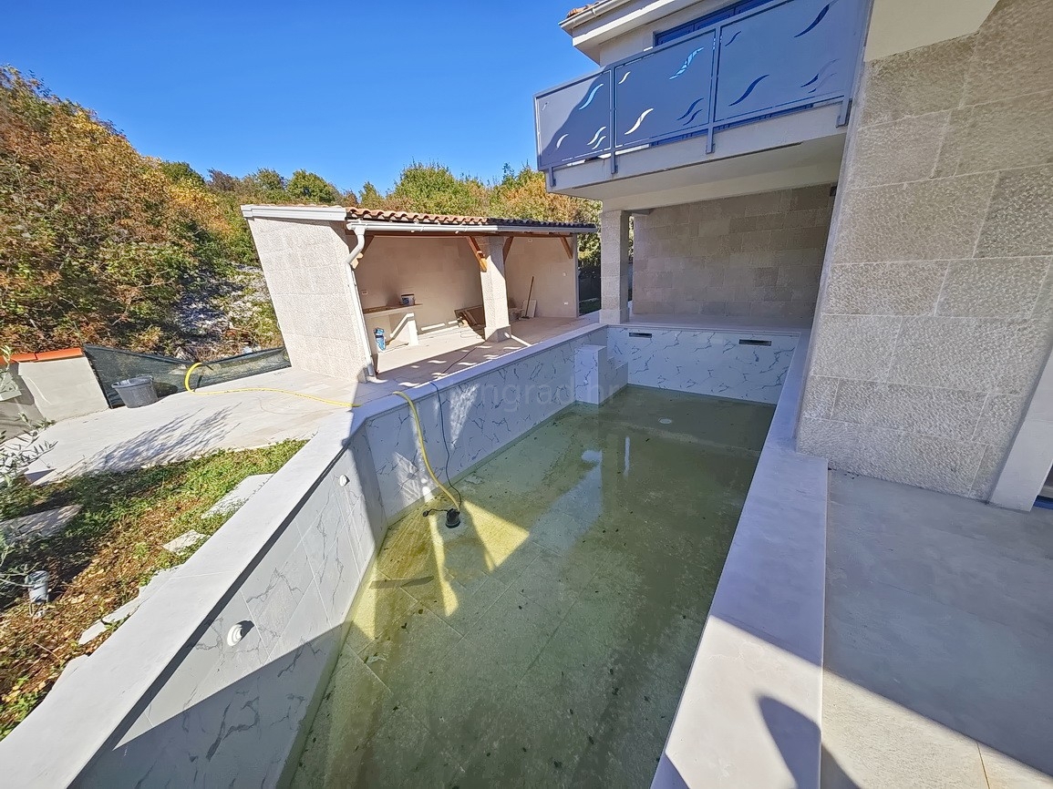 Vrbnik, casa moderna con vista in posizione tranquilla!