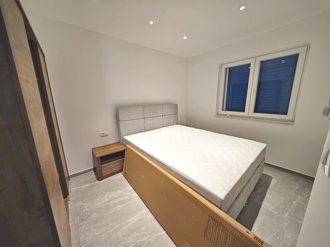 Vrbnik, casa moderna con vista in posizione tranquilla!