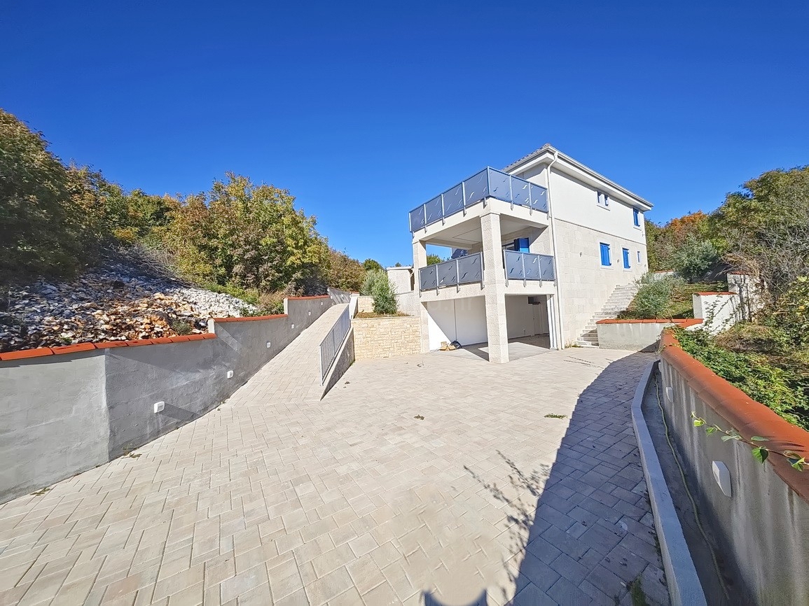 Vrbnik, casa moderna con vista in posizione tranquilla!
