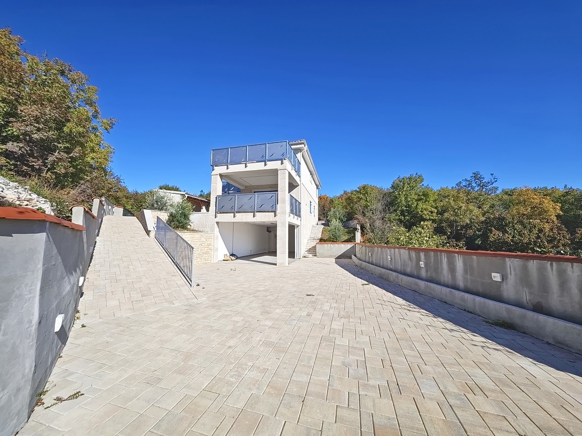 Vrbnik, casa moderna con vista in posizione tranquilla!