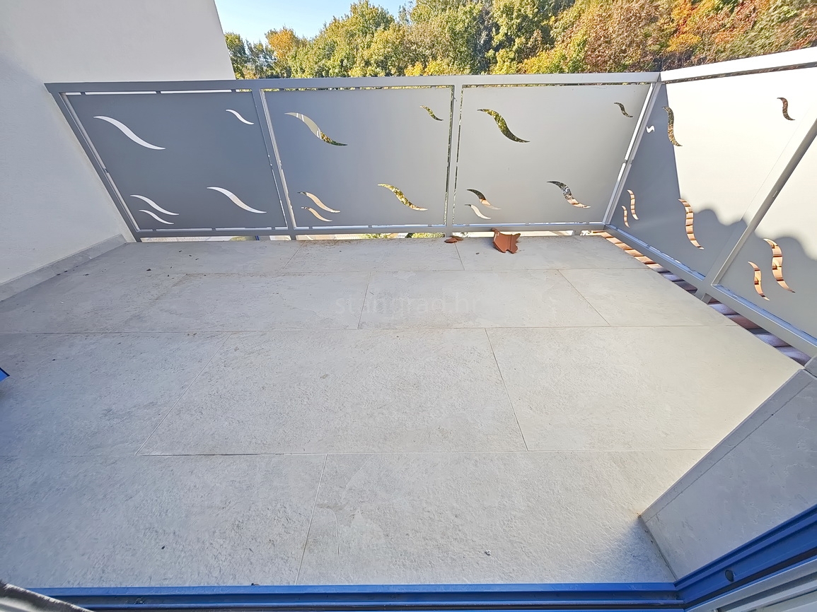 Vrbnik, casa moderna con vista in posizione tranquilla!