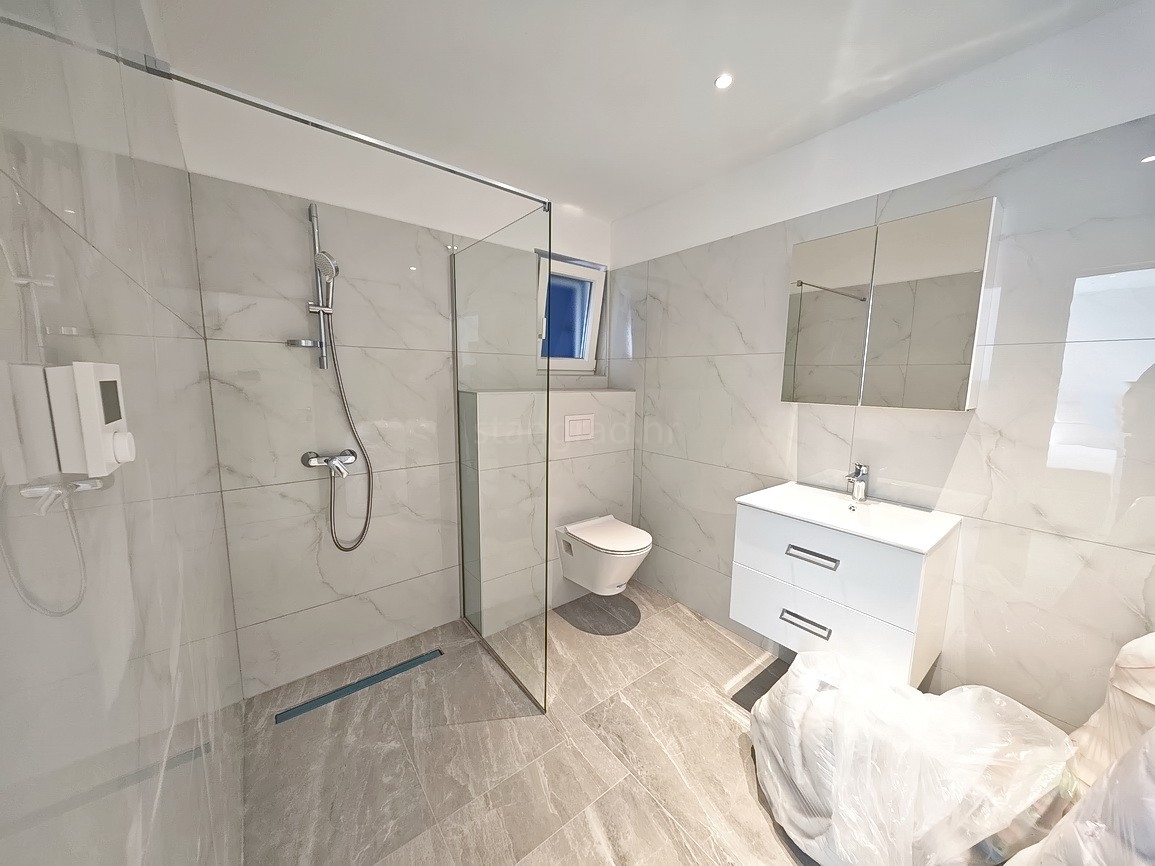 Vrbnik, casa moderna con vista in posizione tranquilla!