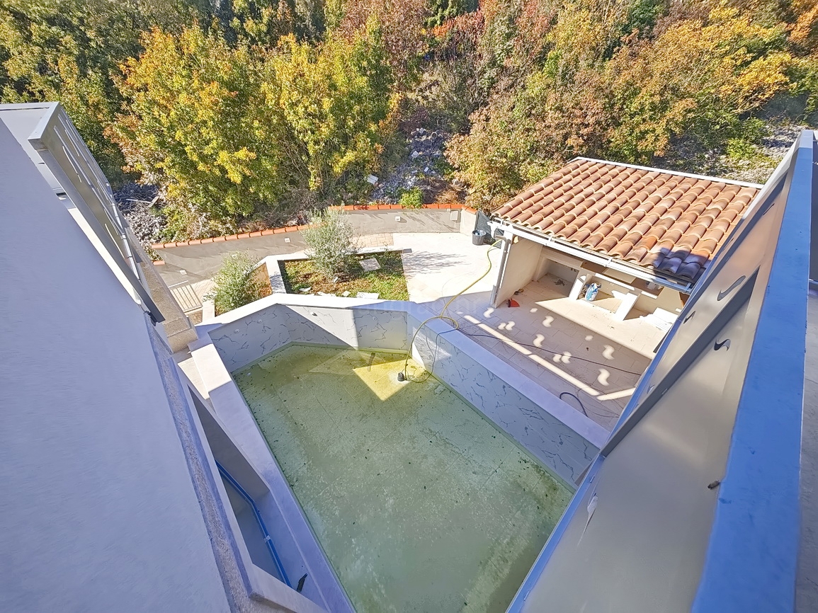 Vrbnik, casa moderna con vista in posizione tranquilla!