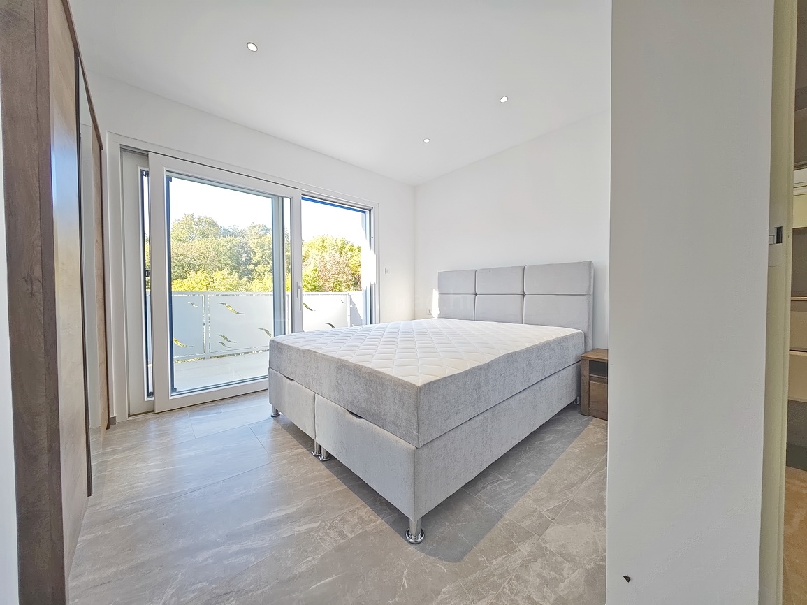 Vrbnik, casa moderna con vista in posizione tranquilla!