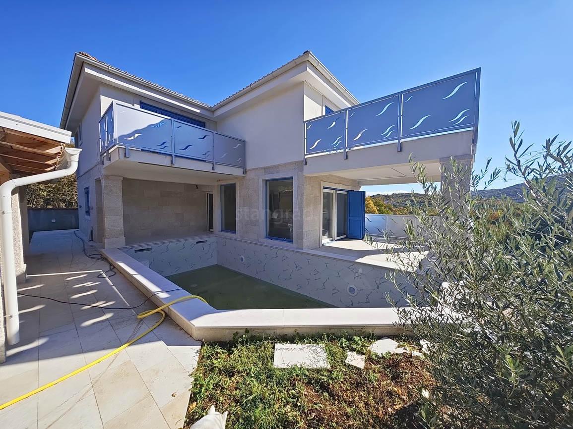 Vrbnik, casa moderna con vista in posizione tranquilla!