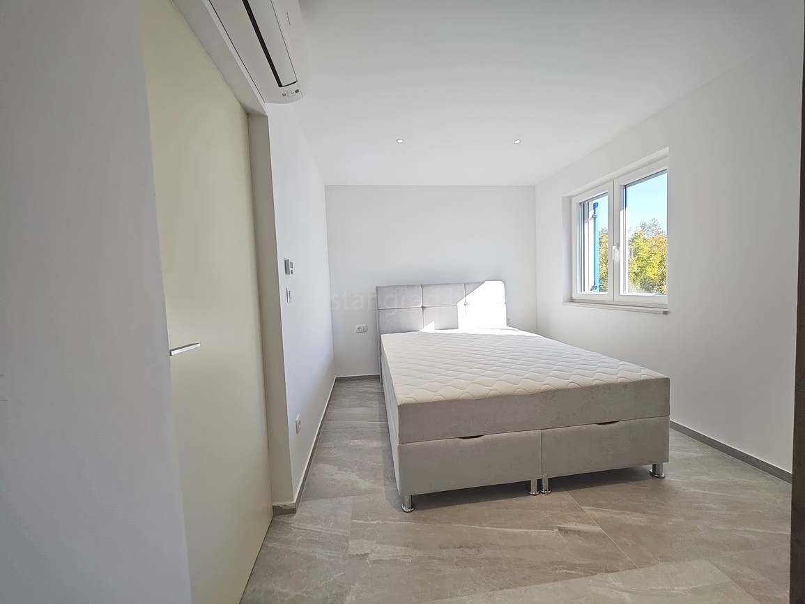 Vrbnik, casa moderna con vista in posizione tranquilla!