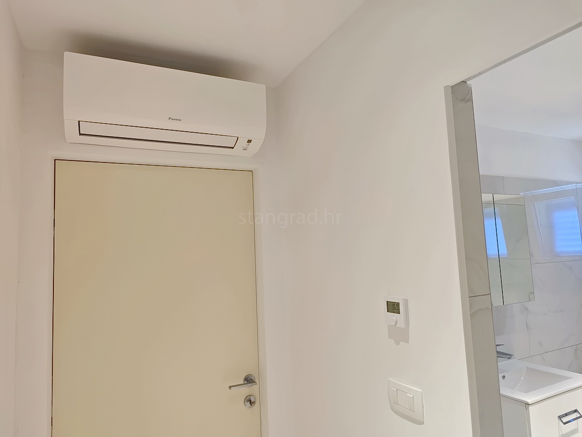 Vrbnik, casa moderna con vista in posizione tranquilla!