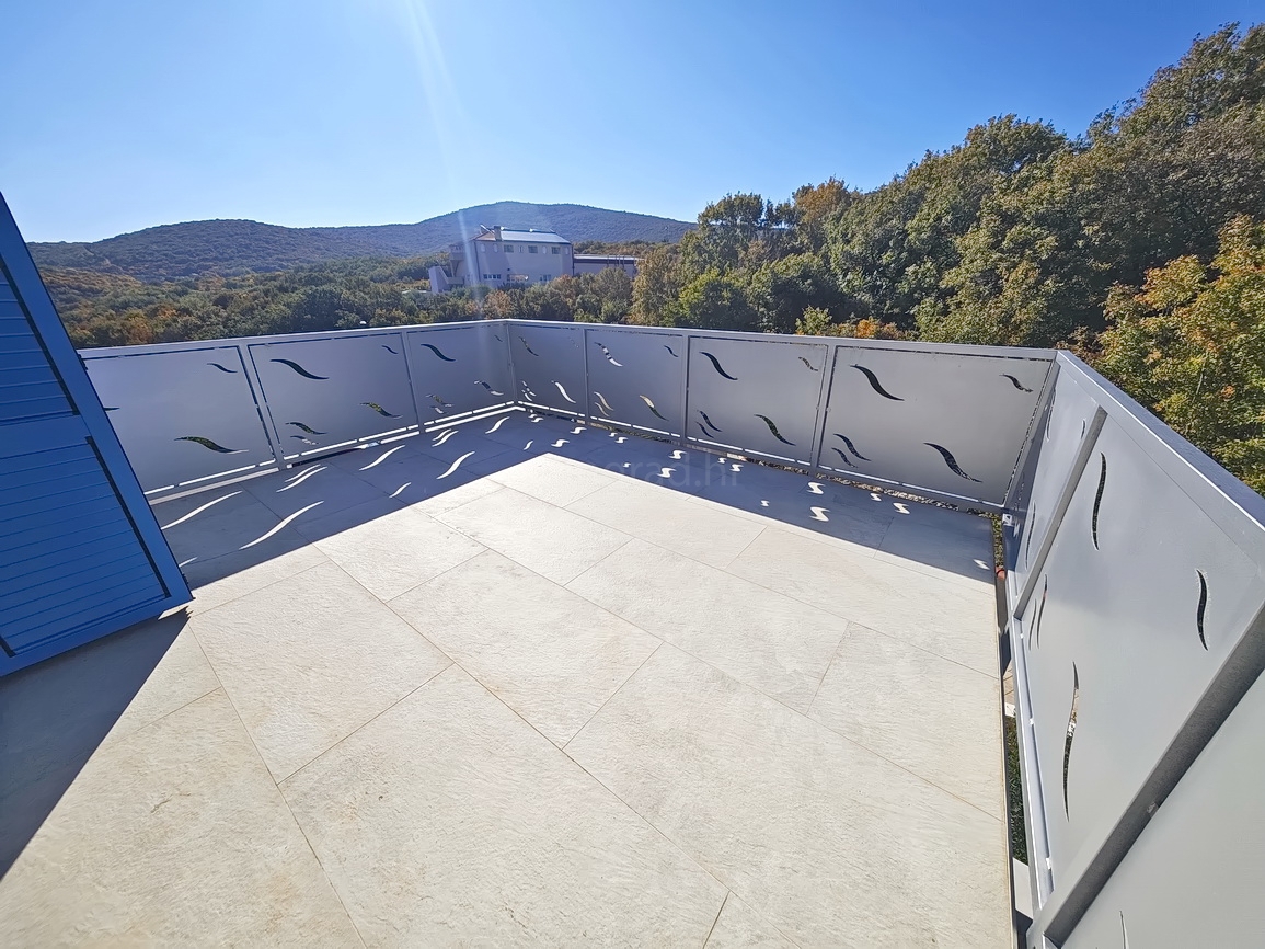 Vrbnik, casa moderna con vista in posizione tranquilla!