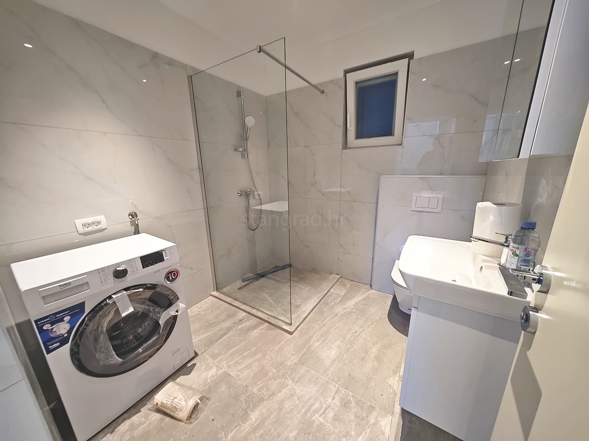 Vrbnik, casa moderna con vista in posizione tranquilla!