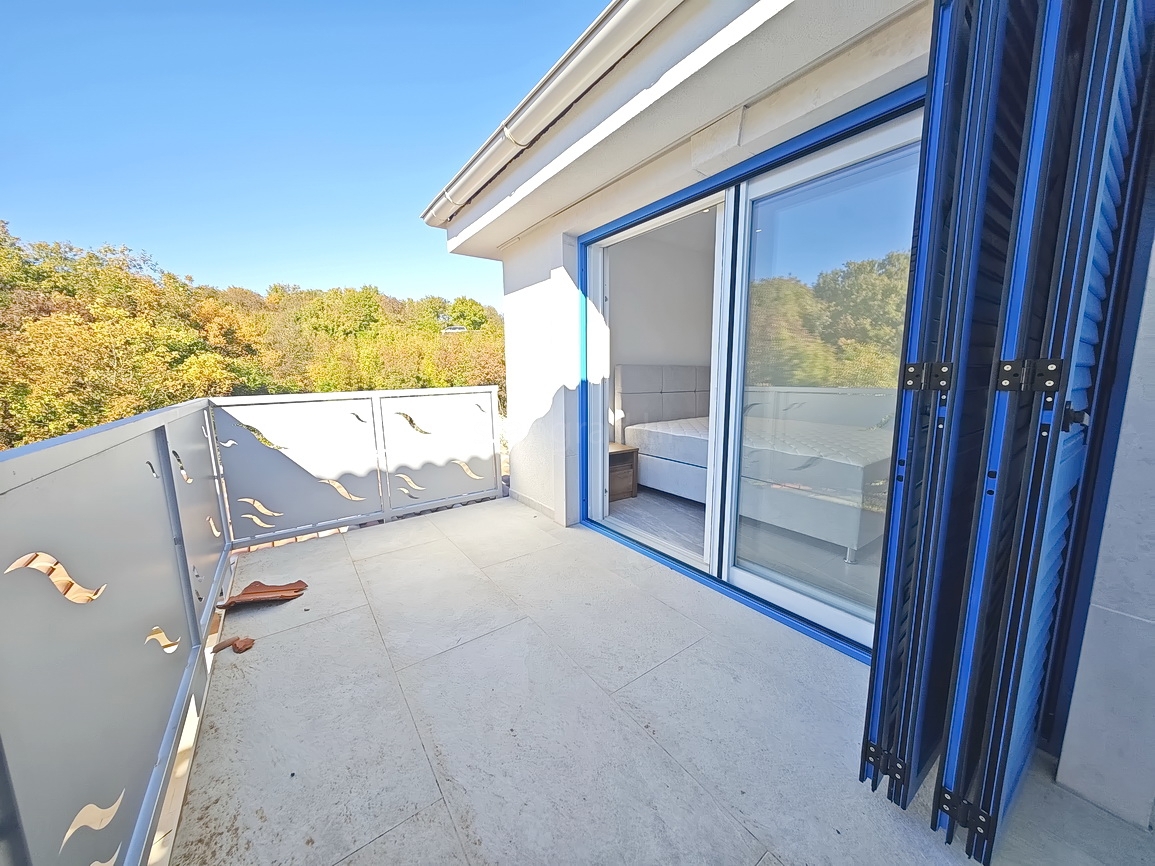 Vrbnik, casa moderna con vista in posizione tranquilla!