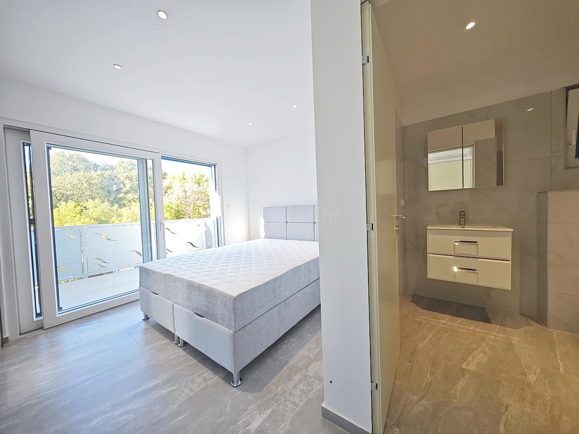 Vrbnik, casa moderna con vista in posizione tranquilla!