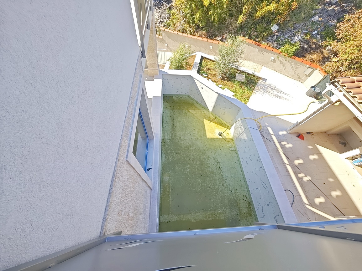 Vrbnik, casa moderna con vista in posizione tranquilla!