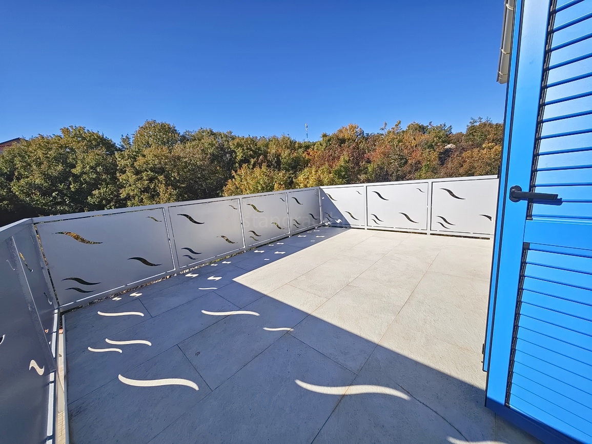 Vrbnik, casa moderna con vista in posizione tranquilla!