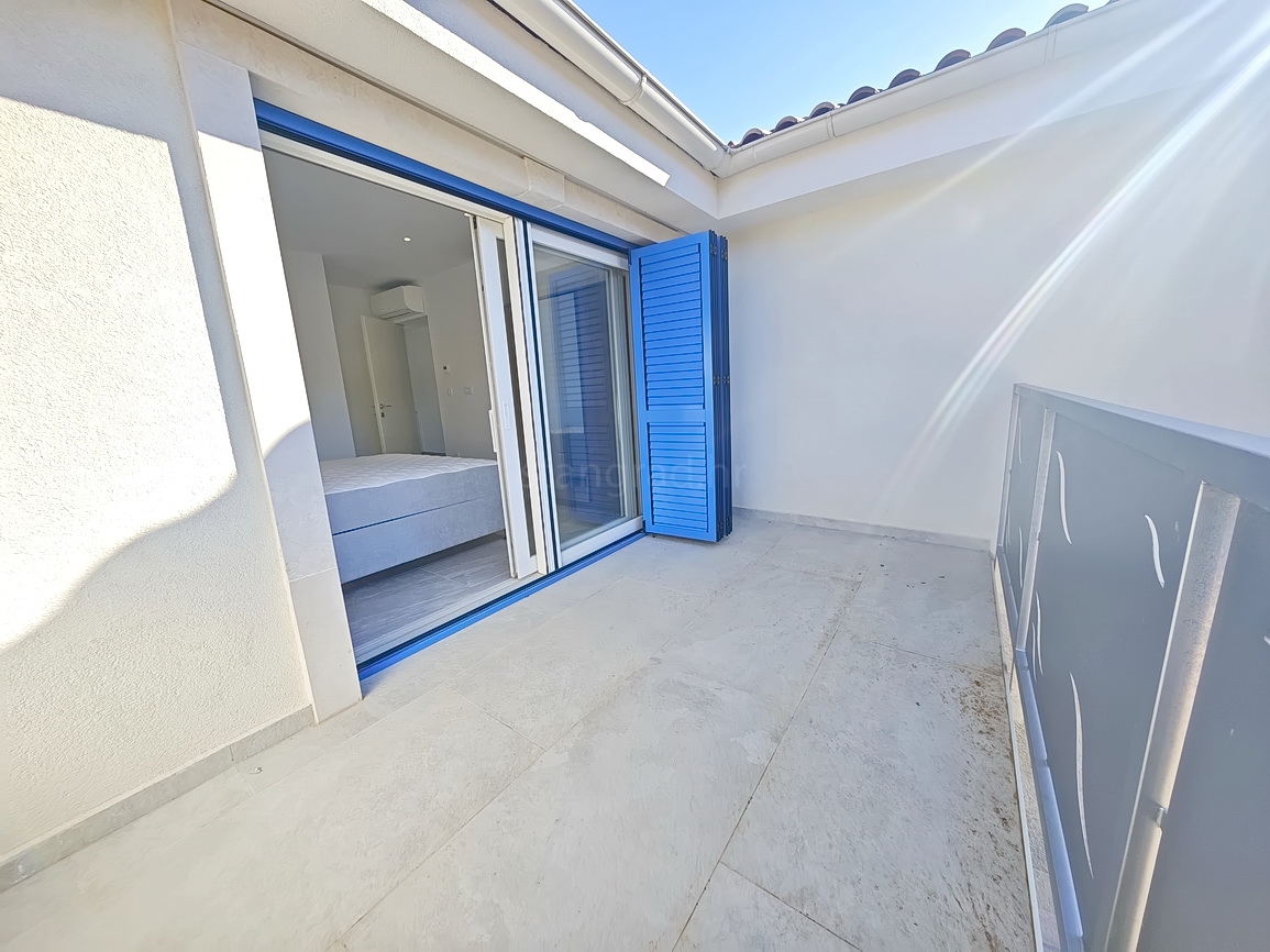 Vrbnik, casa moderna con vista in posizione tranquilla!