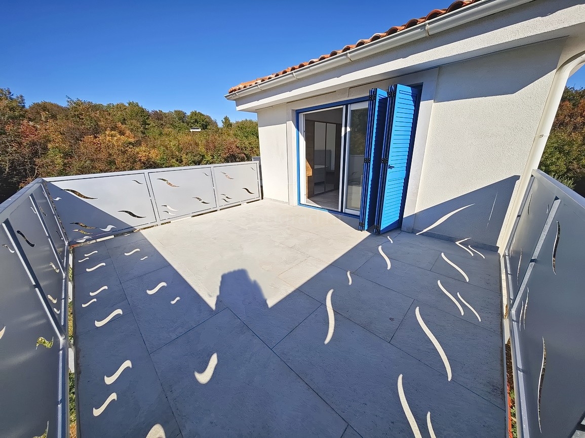 Vrbnik, casa moderna con vista in posizione tranquilla!