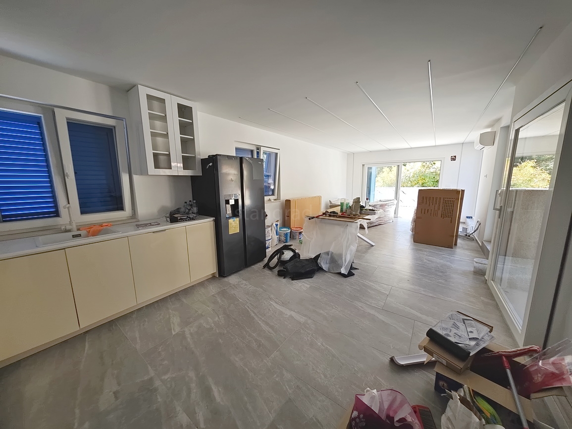 Vrbnik, casa moderna con vista in posizione tranquilla!