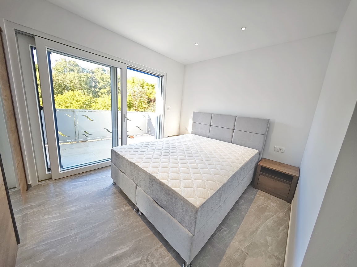 Vrbnik, casa moderna con vista in posizione tranquilla!