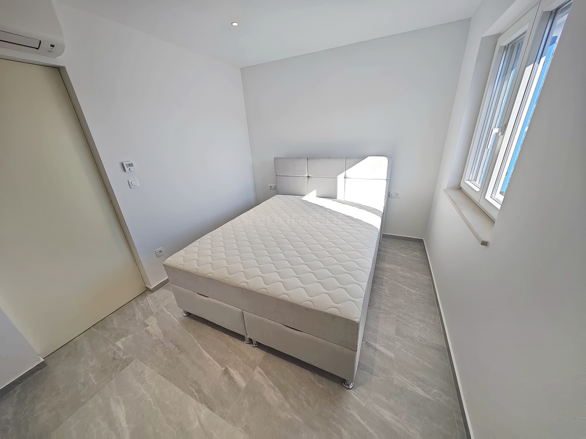 Vrbnik, casa moderna con vista in posizione tranquilla!