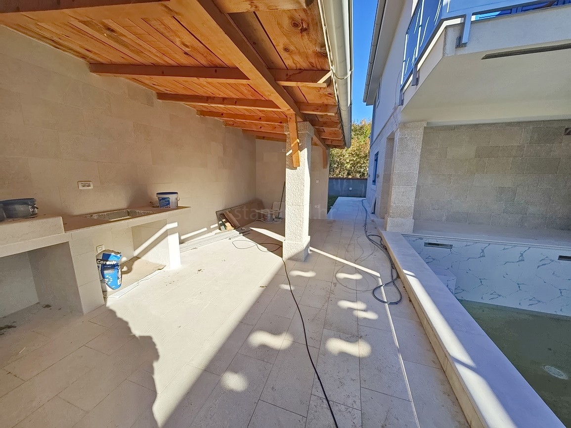 Vrbnik, casa moderna con vista in posizione tranquilla!