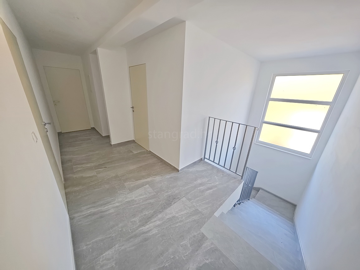 Vrbnik, casa moderna con vista in posizione tranquilla!