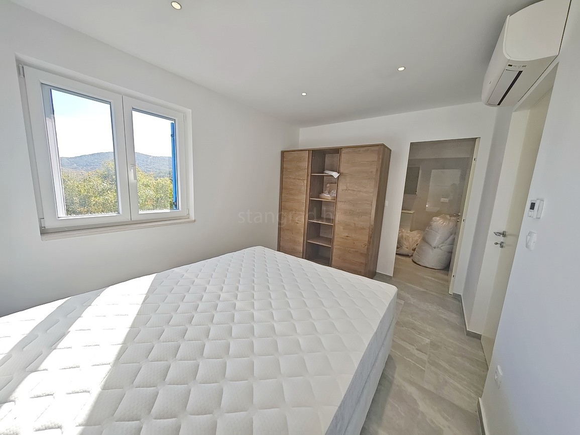 Vrbnik, casa moderna con vista in posizione tranquilla!