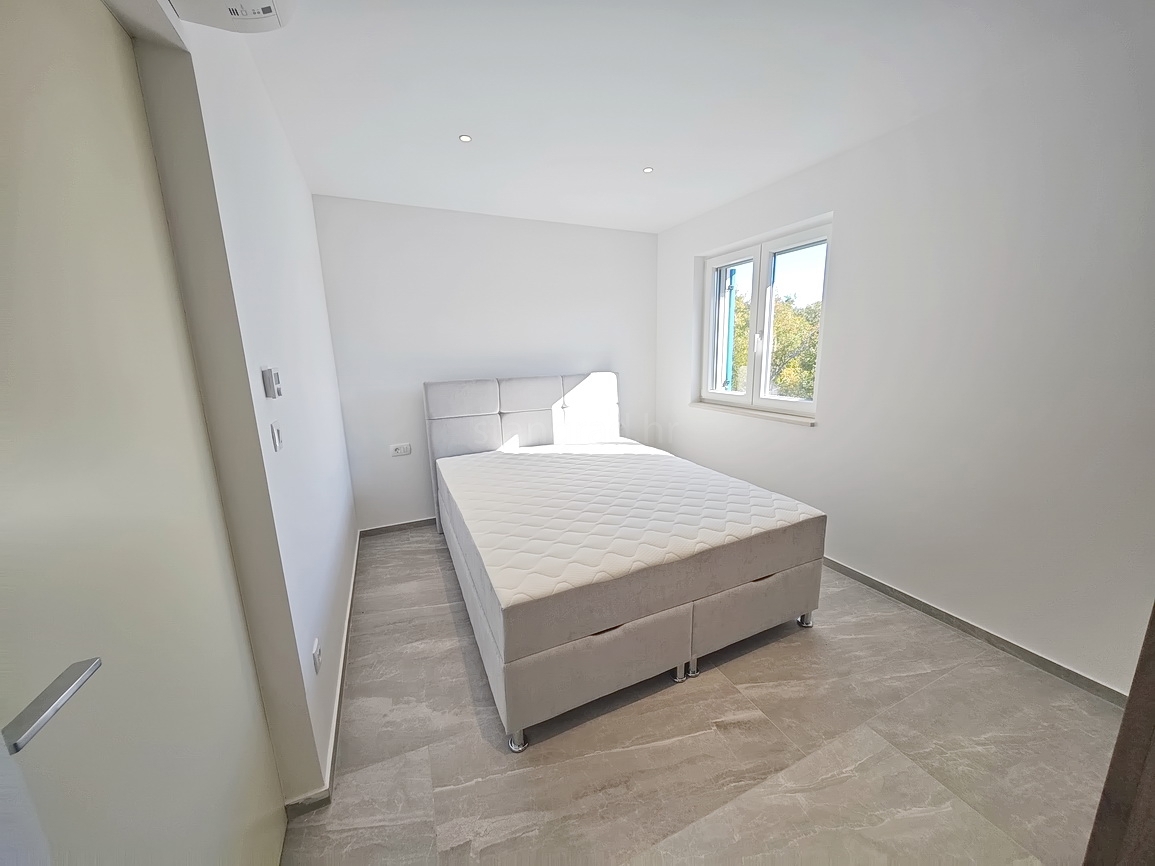 Vrbnik, casa moderna con vista in posizione tranquilla!