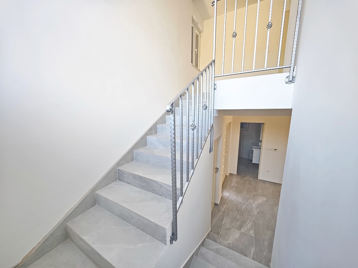 Vrbnik, casa moderna con vista in posizione tranquilla!