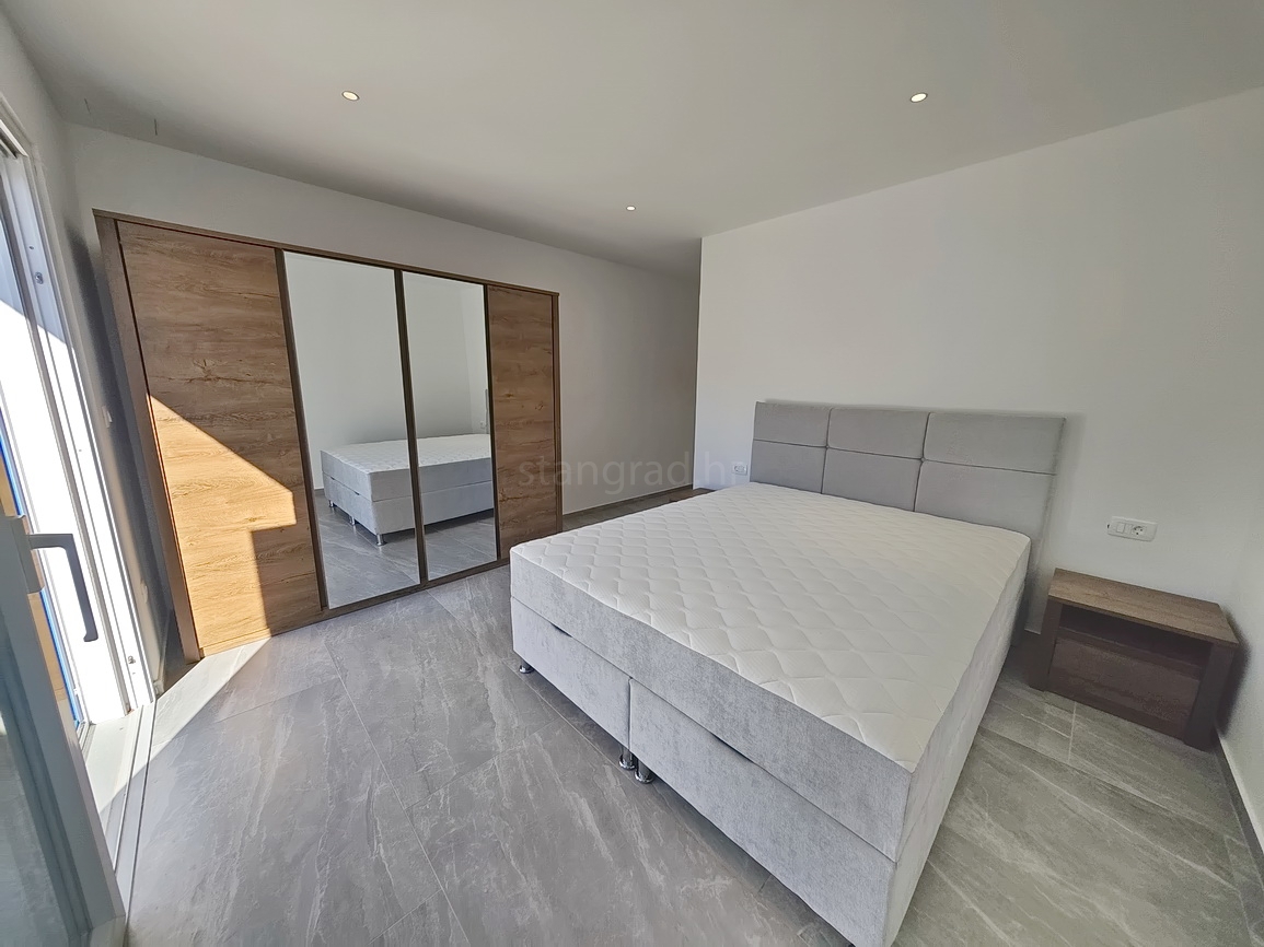 Vrbnik, casa moderna con vista in posizione tranquilla!