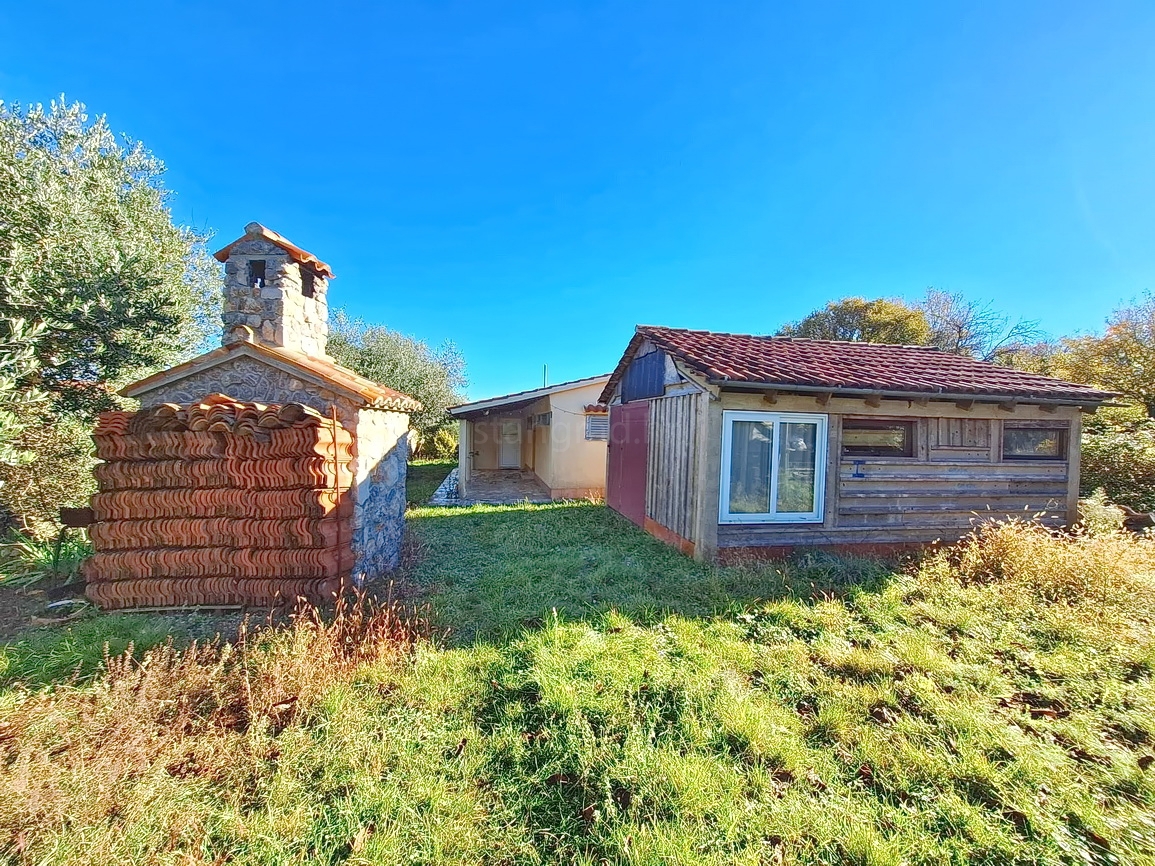 Zona Malinska, casa a un piano da ristrutturare con ampio giardino!