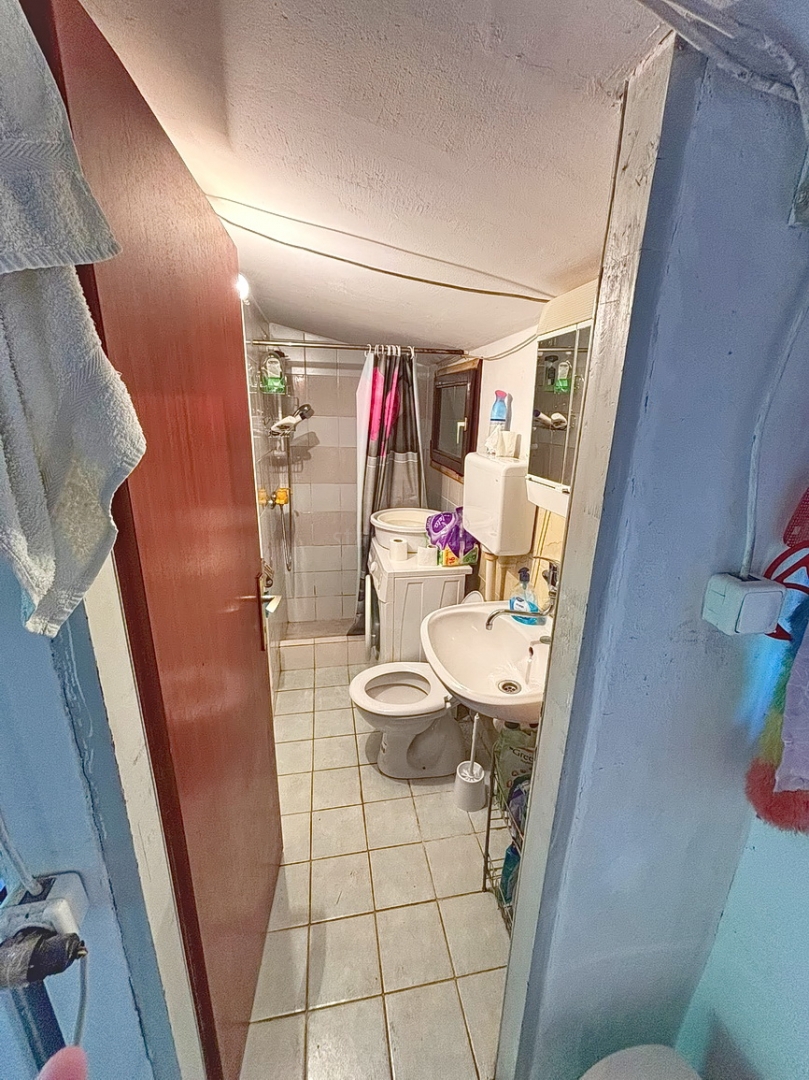 Zona Malinska, casa a un piano da ristrutturare con ampio giardino!