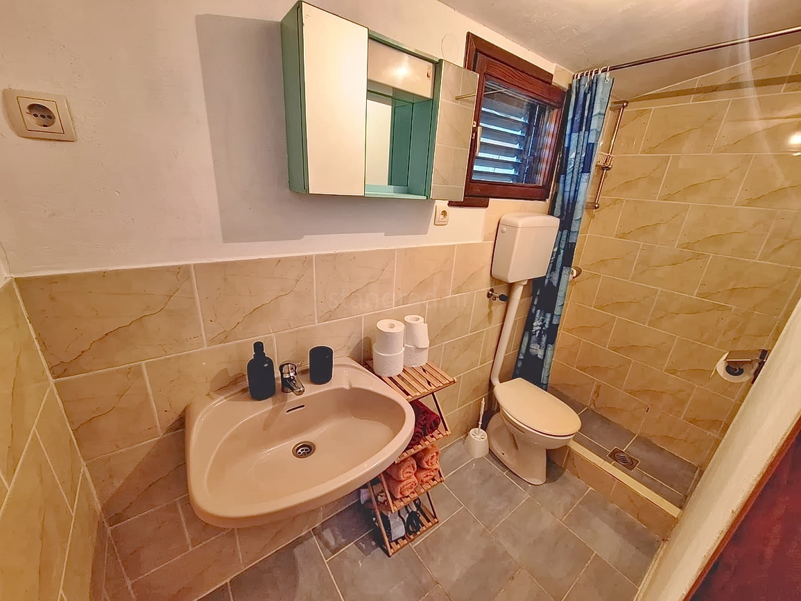 Zona Malinska, casa a un piano da ristrutturare con ampio giardino!