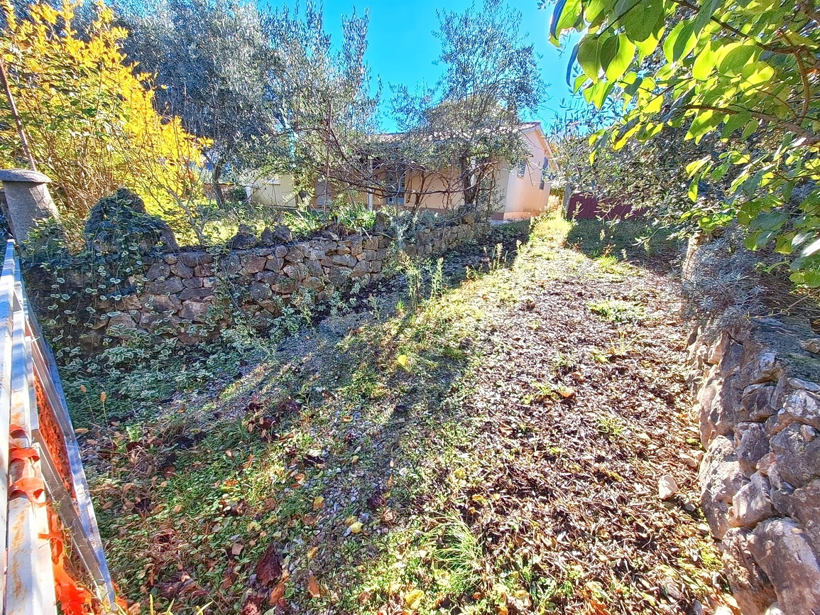 Zona Malinska, casa a un piano da ristrutturare con ampio giardino!
