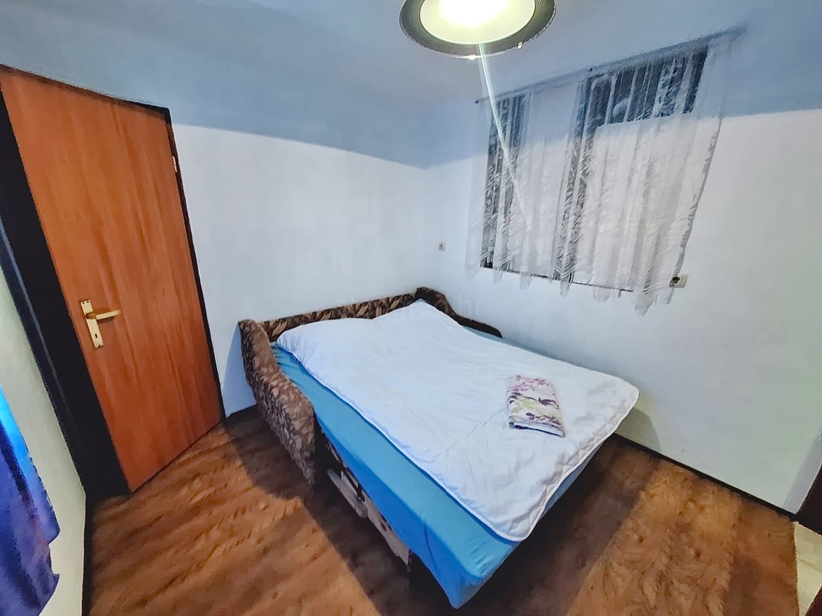 Zona Malinska, casa a un piano da ristrutturare con ampio giardino!