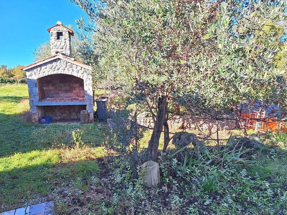 Zona Malinska, casa a un piano da ristrutturare con ampio giardino!