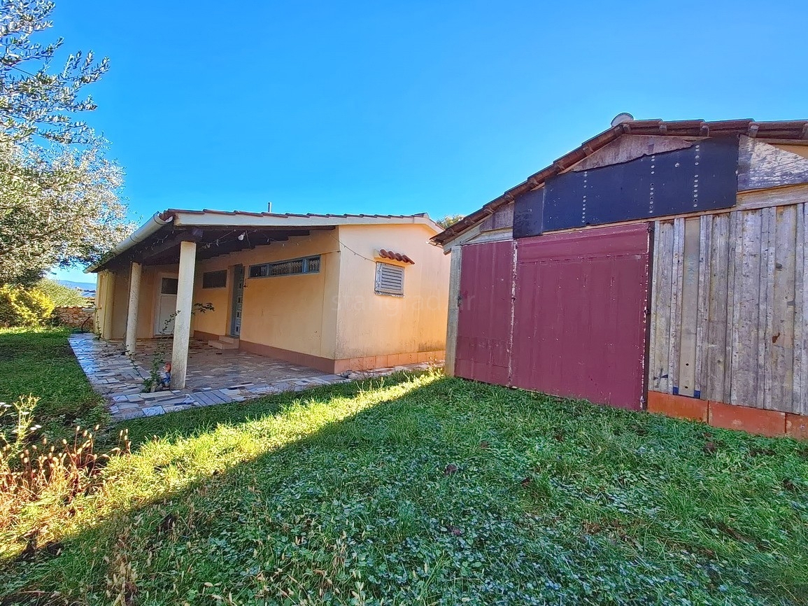 Zona Malinska, casa a un piano da ristrutturare con ampio giardino!