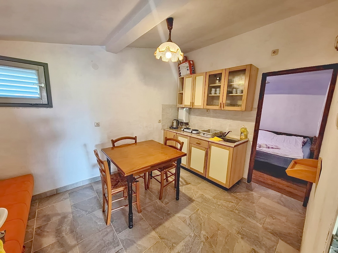 Zona Malinska, casa a un piano da ristrutturare con ampio giardino!