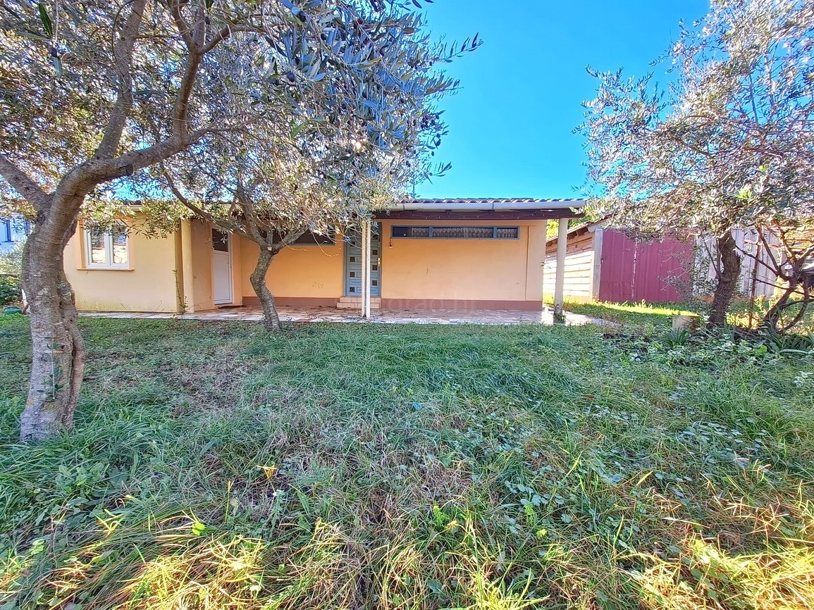 Zona Malinska, casa a un piano da ristrutturare con ampio giardino!