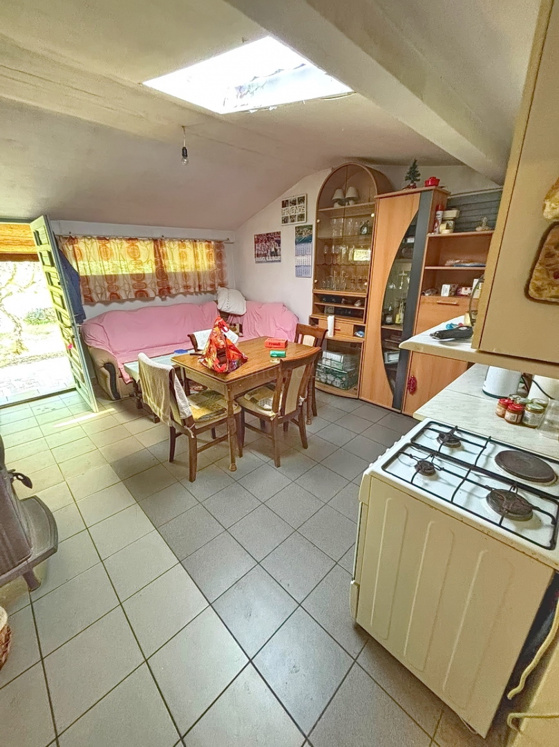 Zona Malinska, casa a un piano da ristrutturare con ampio giardino!