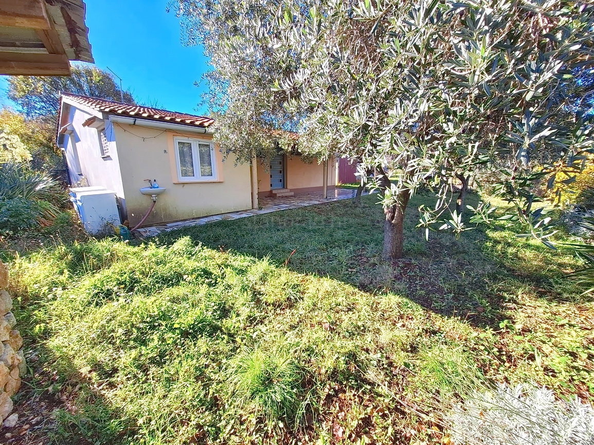 Zona Malinska, casa a un piano da ristrutturare con ampio giardino!