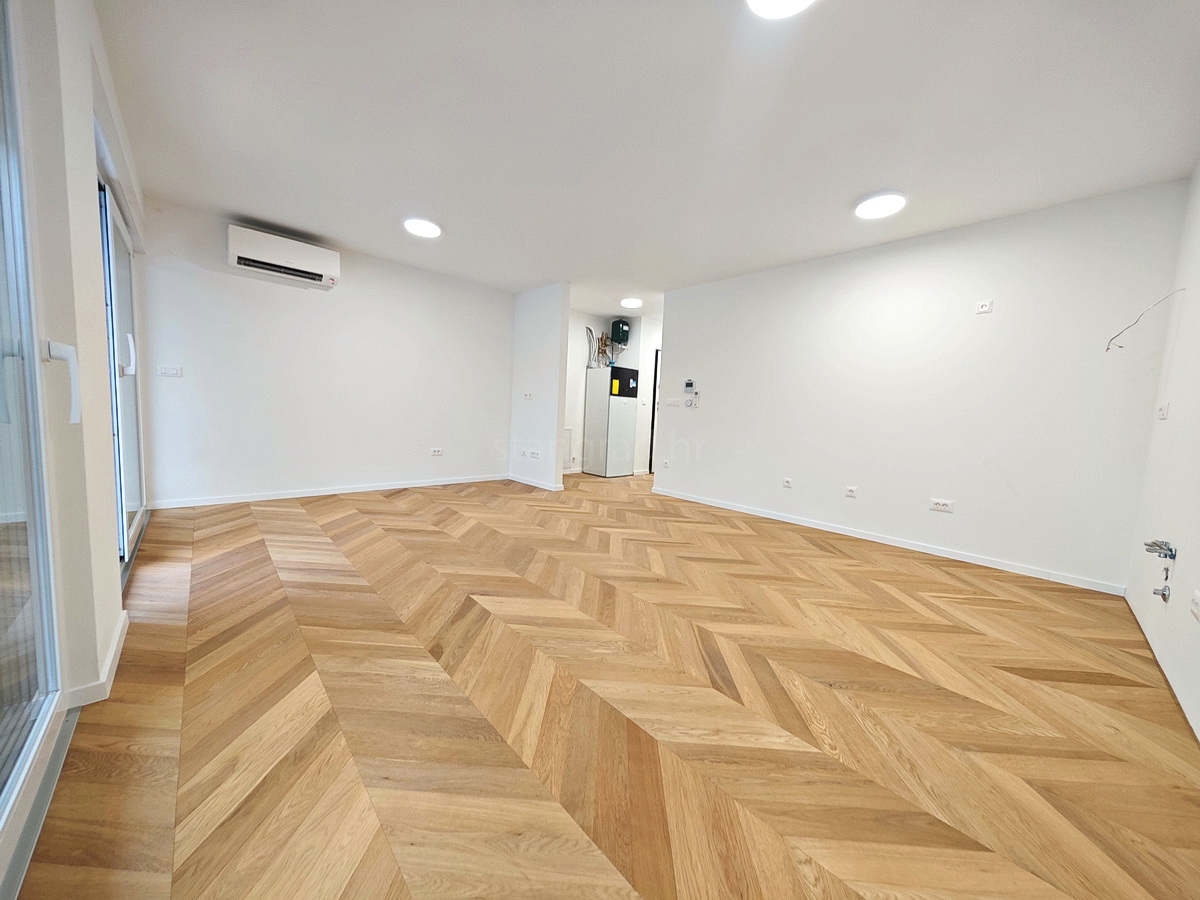 Centro Krk, nuovo appartamento al piano con vista mare parziale!