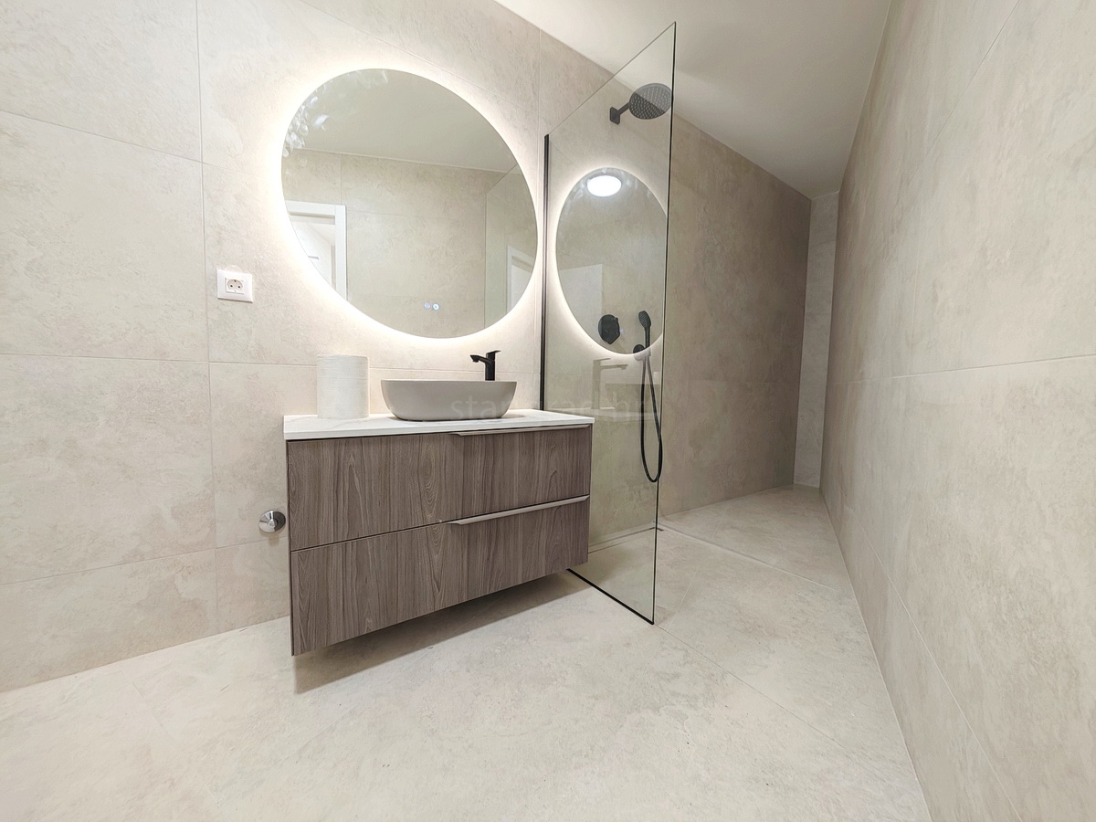 Centro Krk, nuovo appartamento al piano con vista mare parziale!