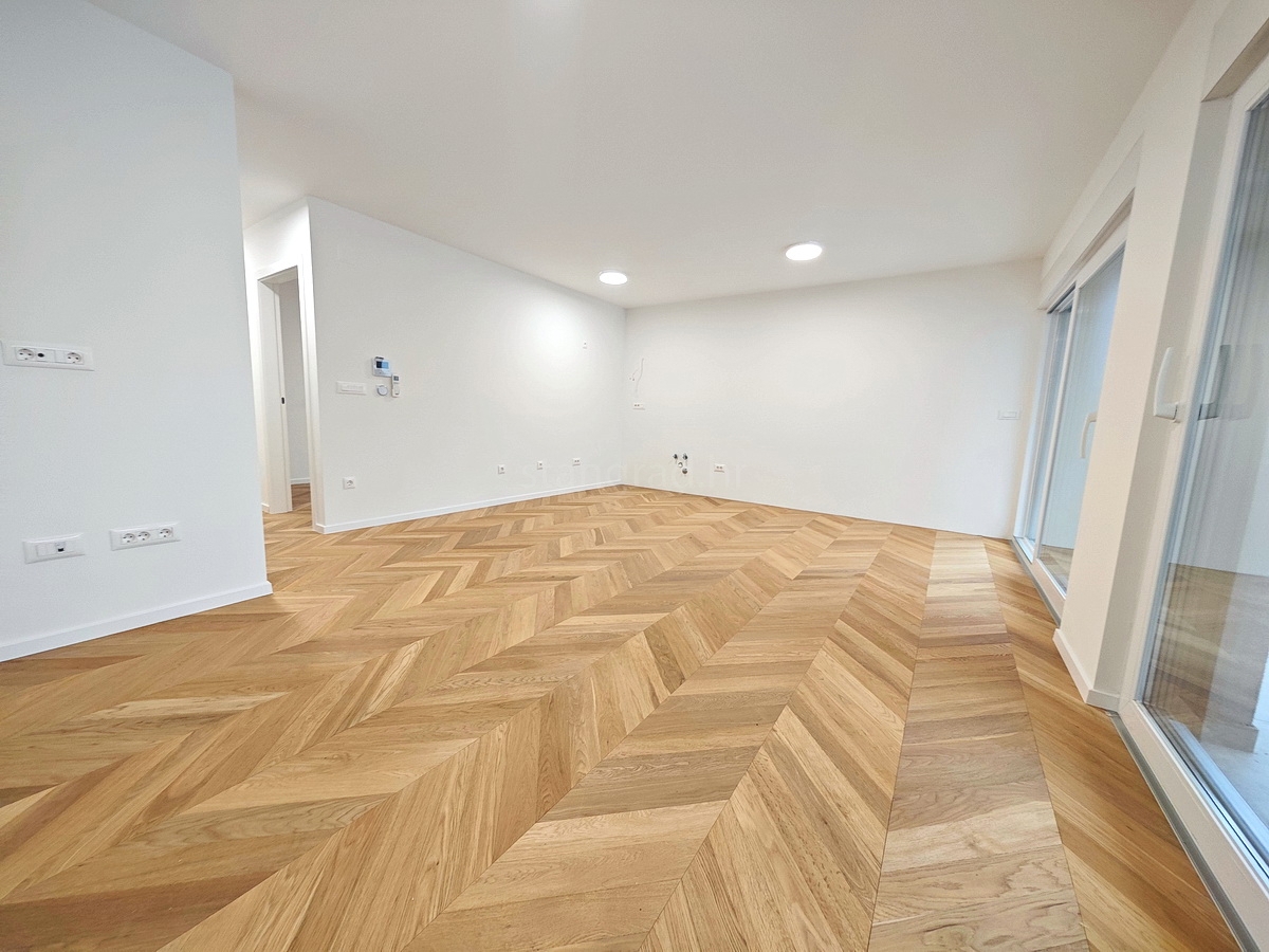 Centro Krk, nuovo appartamento al piano con vista mare parziale!